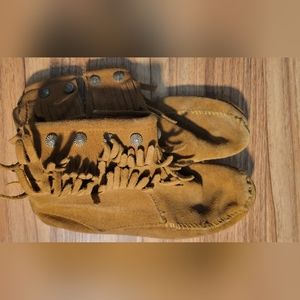 Minnetonka Fringe Ankle Moccasins Size 6.5